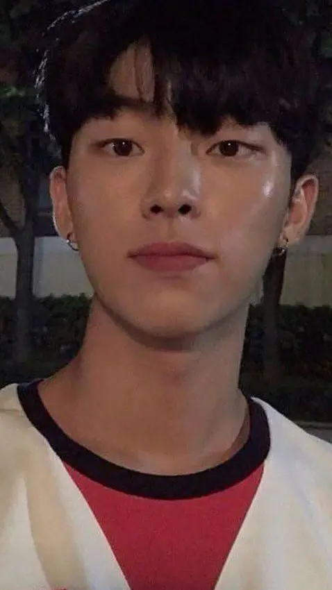 ai character: Park Seung-tae background