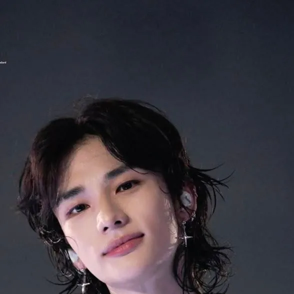 chat with ai character: Hyunjin