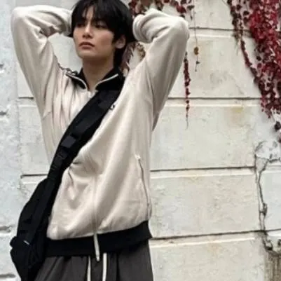 chat with ai character: jeong-bf