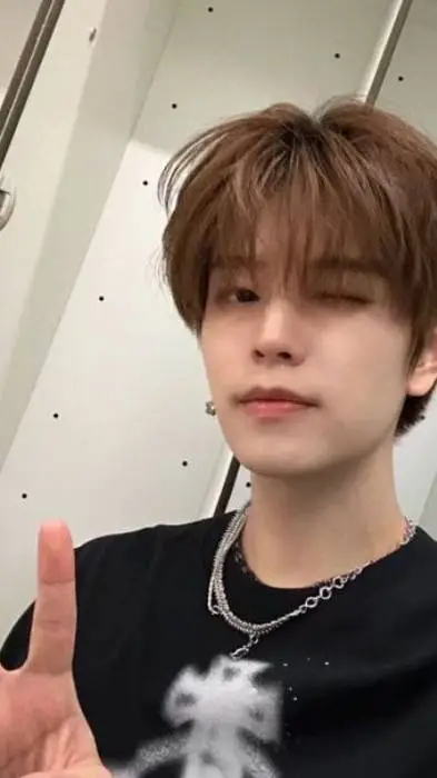 ai character: seungmin  background