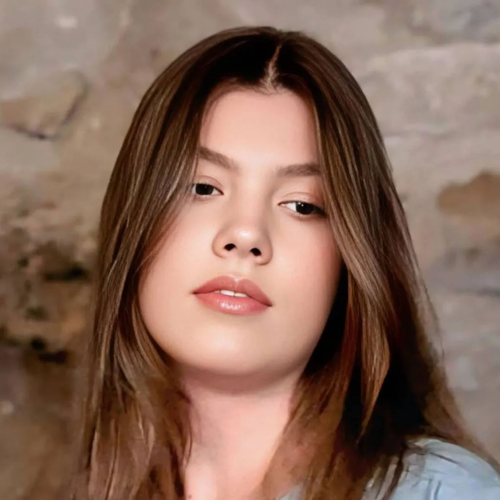 chat with ai character: Infanta Sofia