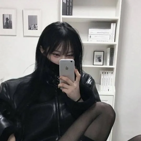 chat with ai character: Salon-4-:(