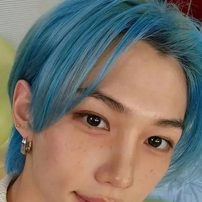 chat with ai character: Felix