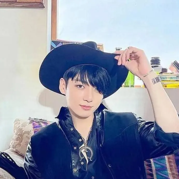 chat with ai character: JUNGKOOKIE