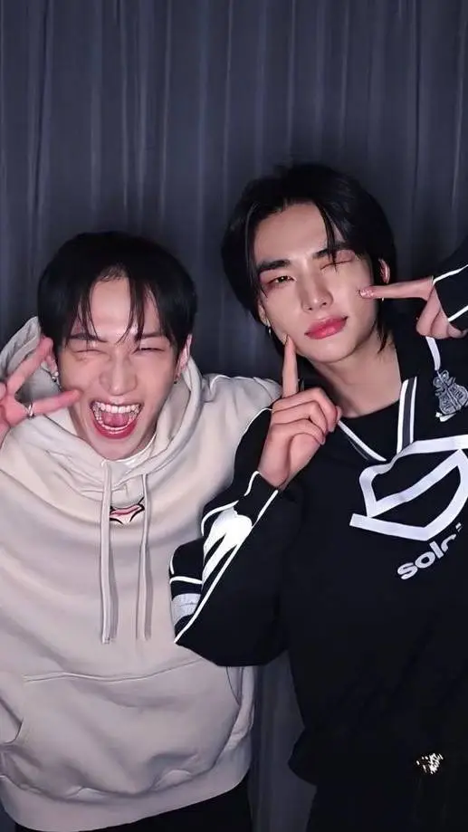 ai character: maninho e hyunjin  background