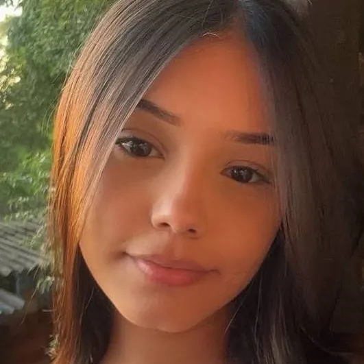 chat with ai character: léna