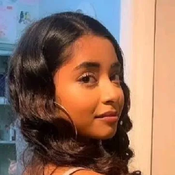 chat with ai character: élodie