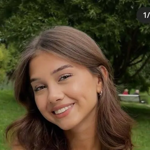 chat with ai character: élodie