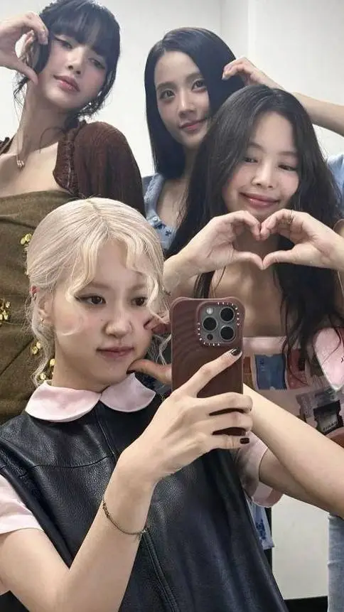 ai character: BLACKPINK❤️🖤 background