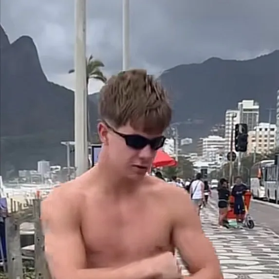 chat with ai character: Simon