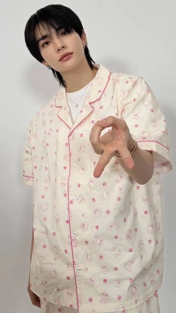 ai character: Hyunjin:3 background