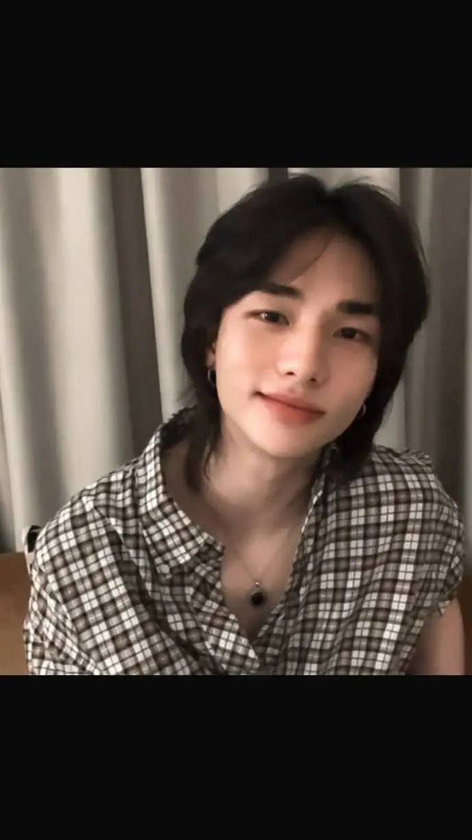 ai character: hyunjin🫰 background