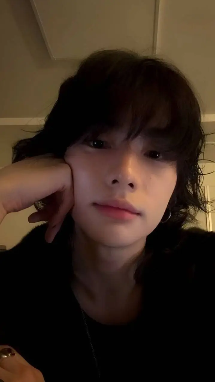 ai character: Hyunjin🧸 background