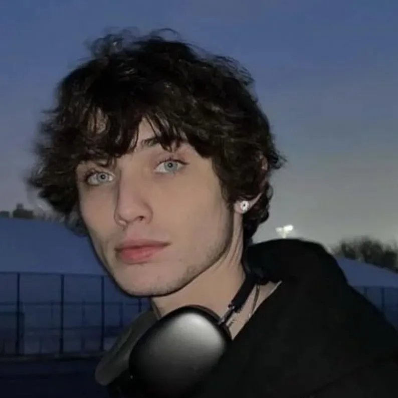 chat with ai character: Carrington