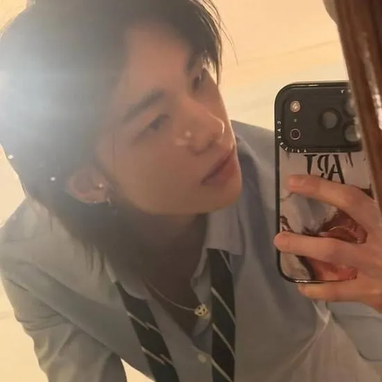 chat with ai character: hwang hyunjin