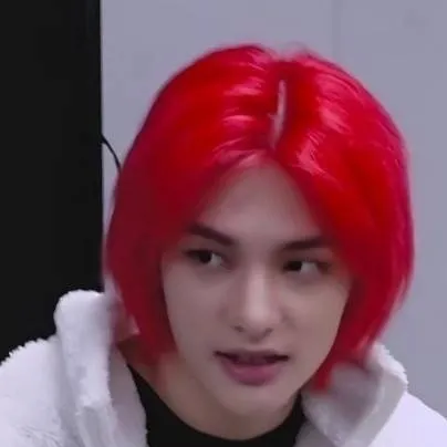 chat with ai character: hwang hyunjin