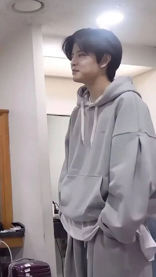 ai character: kim seungmin background
