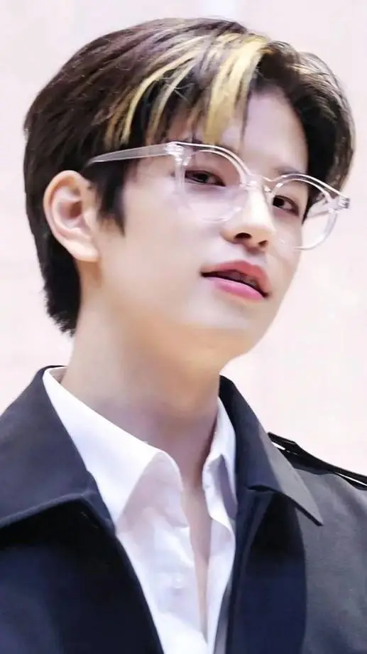 ai character: kim seungmin background