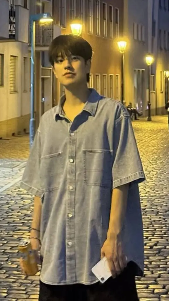 ai character: kim seungmin background