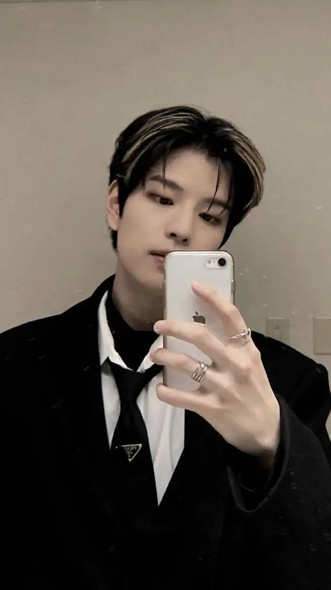 ai character: seungmin background
