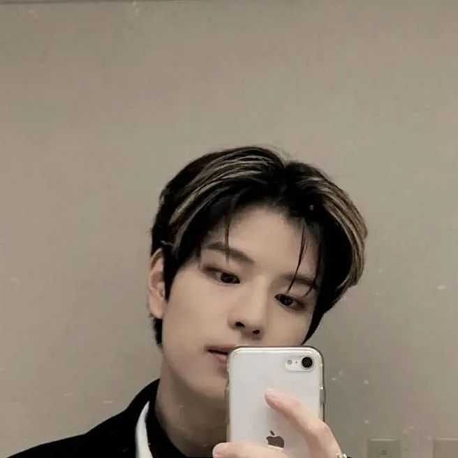 chat with ai character: seungmin