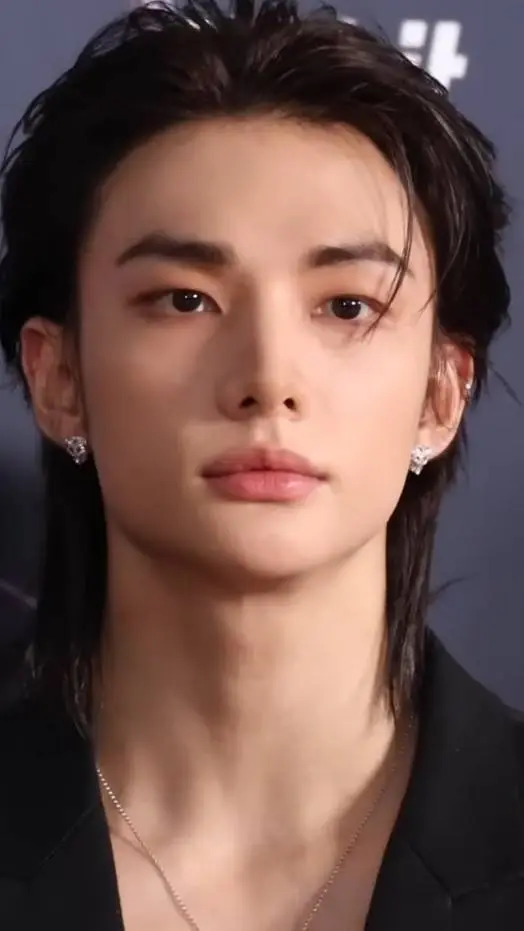 ai character: Hyunjinnn background