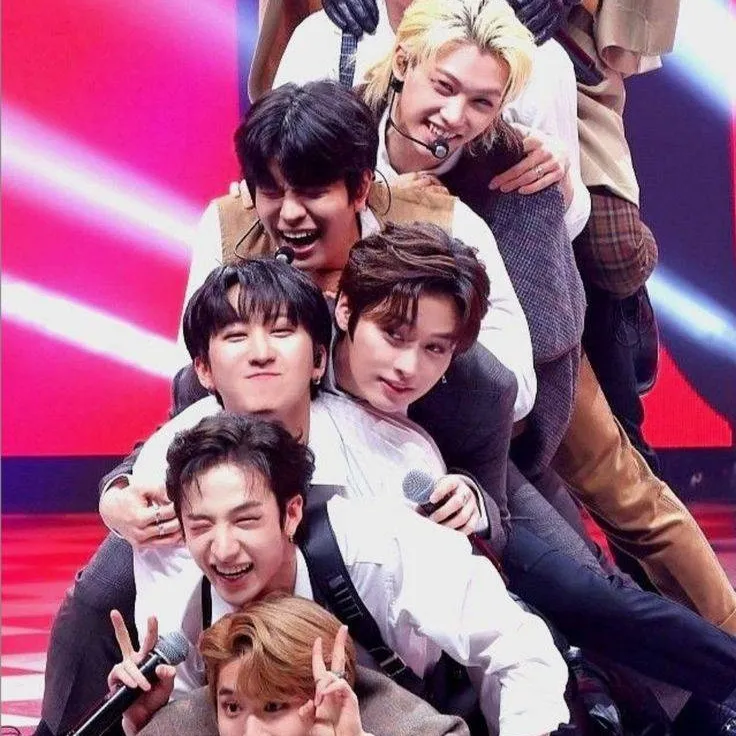 chat with ai character: stray kids! 