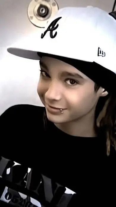 ai character: Tom kaulitz  background