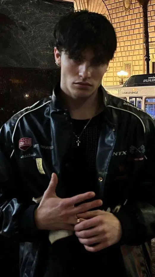 ai character: Ezra background