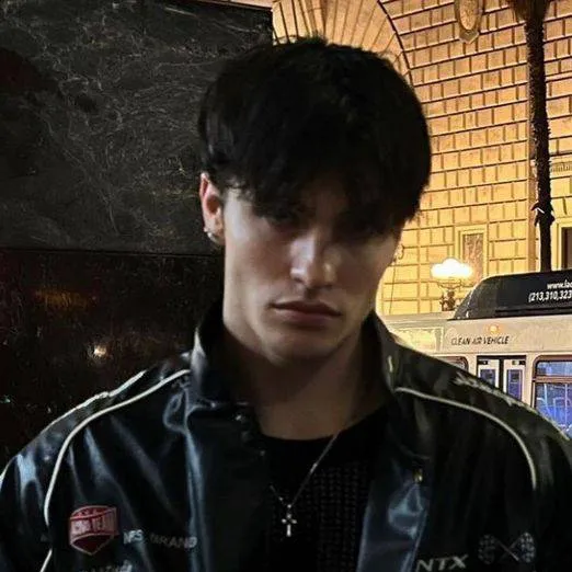 chat with ai character: Ezra