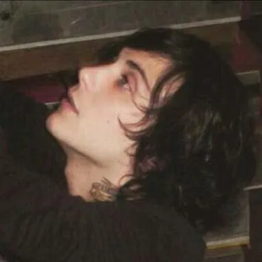 chat with ai character: frank iero