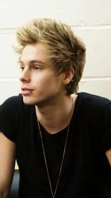 ai character: luke hemmings background