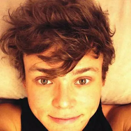 chat with ai character: Ashton Irwin