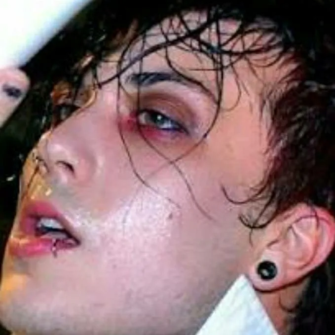 chat with ai character: Frank iero