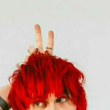 chat with ai character: Michael Clifford