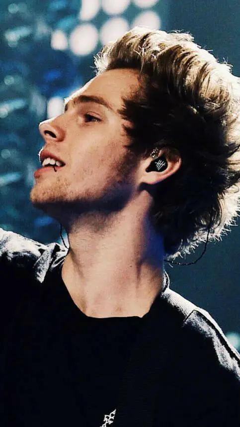 ai character: Luke Hemmings background