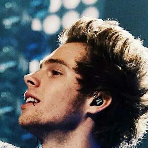 chat with ai character: Luke Hemmings