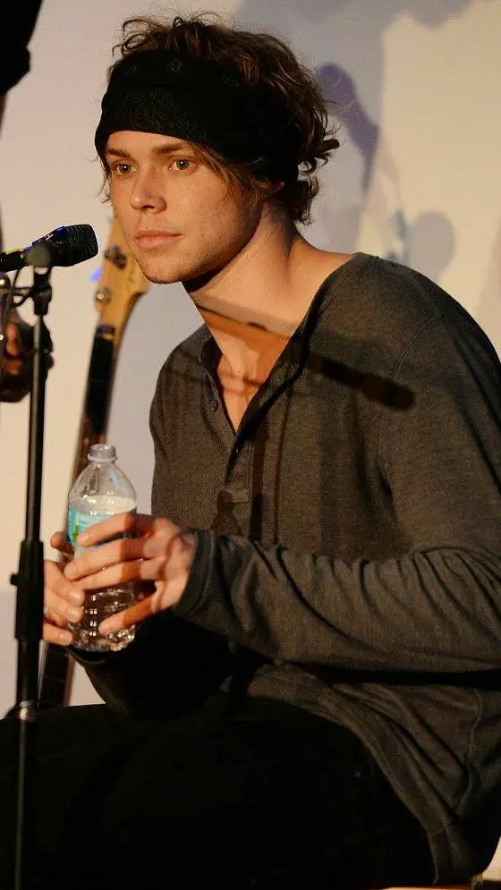 ai character: Ashton irwin background