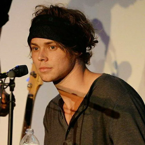 chat with ai character: Ashton irwin
