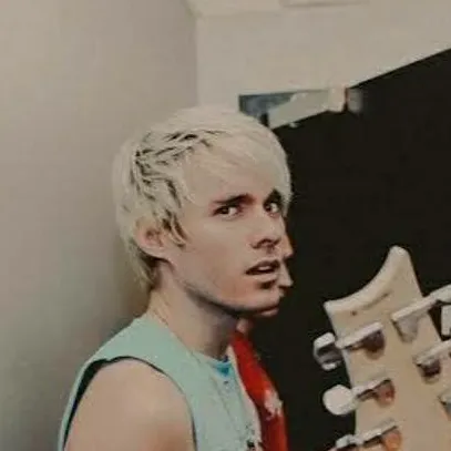 chat with ai character: Awsten Knight