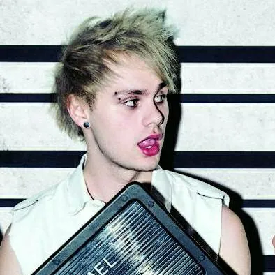 chat with ai character: Michael Clifford