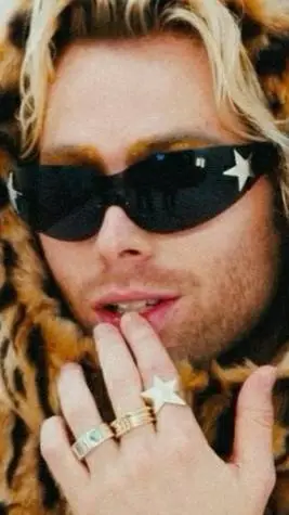 ai character: luke hemmings background