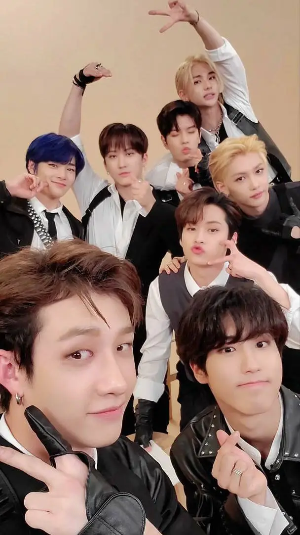 ai character: STRAY KIDS 👻👻 background