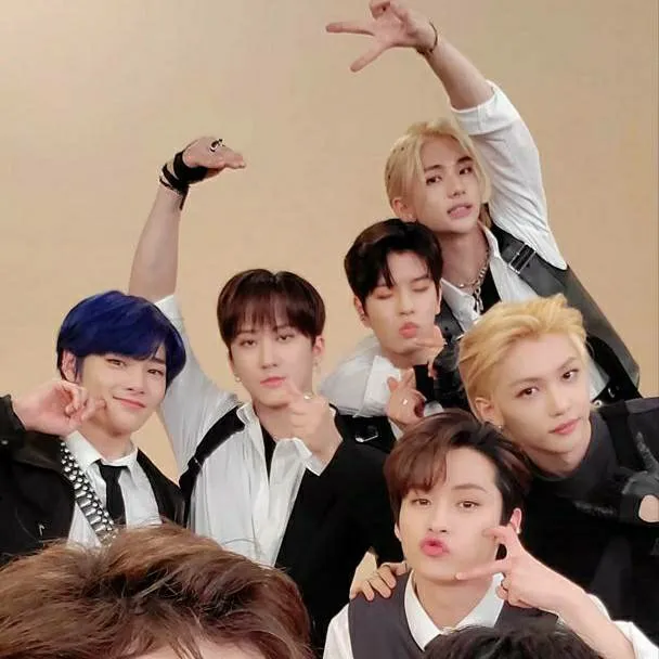 chat with ai character: STRAY KIDS 👻👻