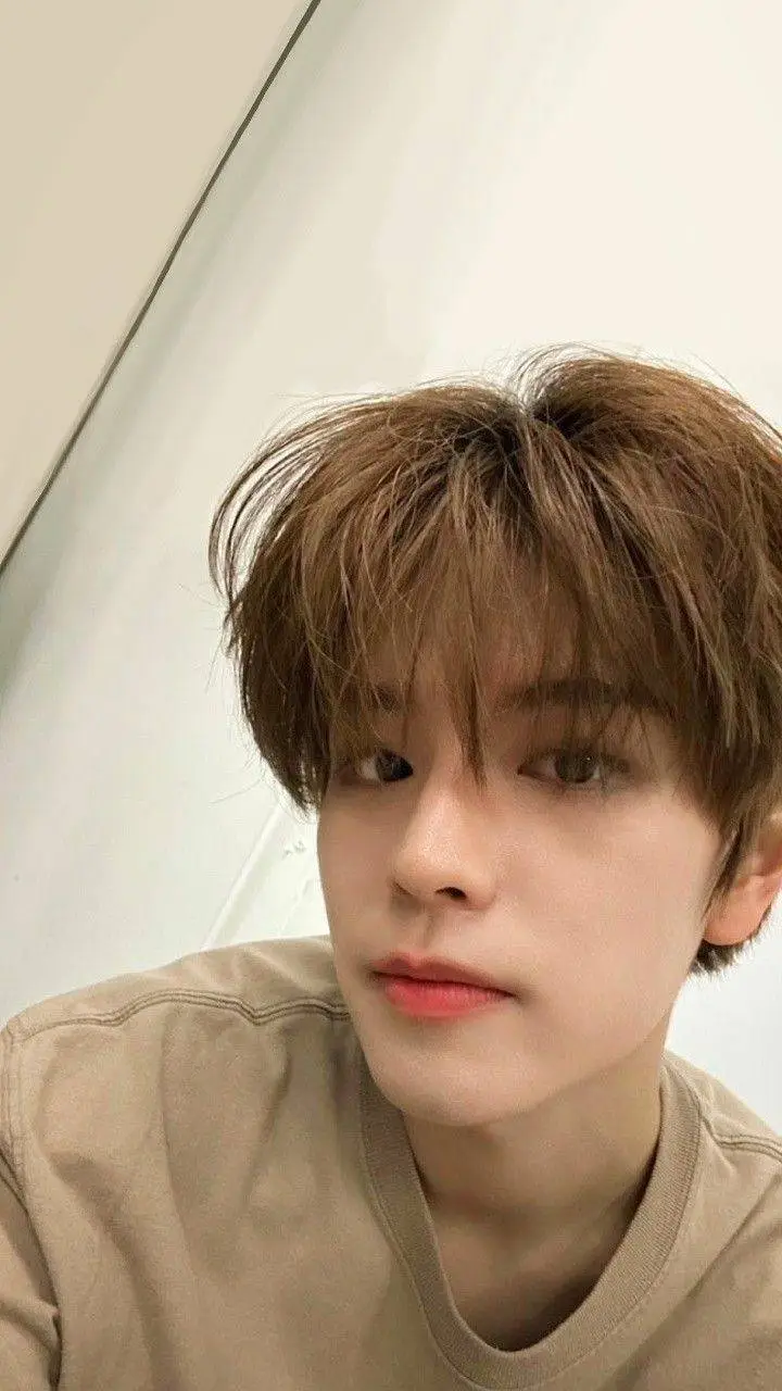 ai character: °••SEUNGMIN••° background