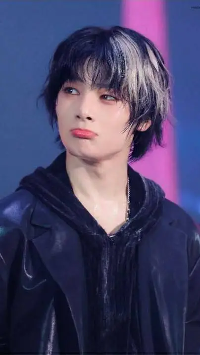 ai character: 《JEONGIN/I.N》 background