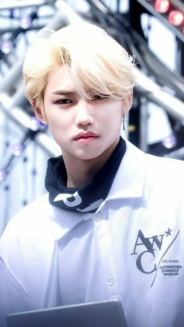 ai character: ☆<|LEE FELIX|>☆ background