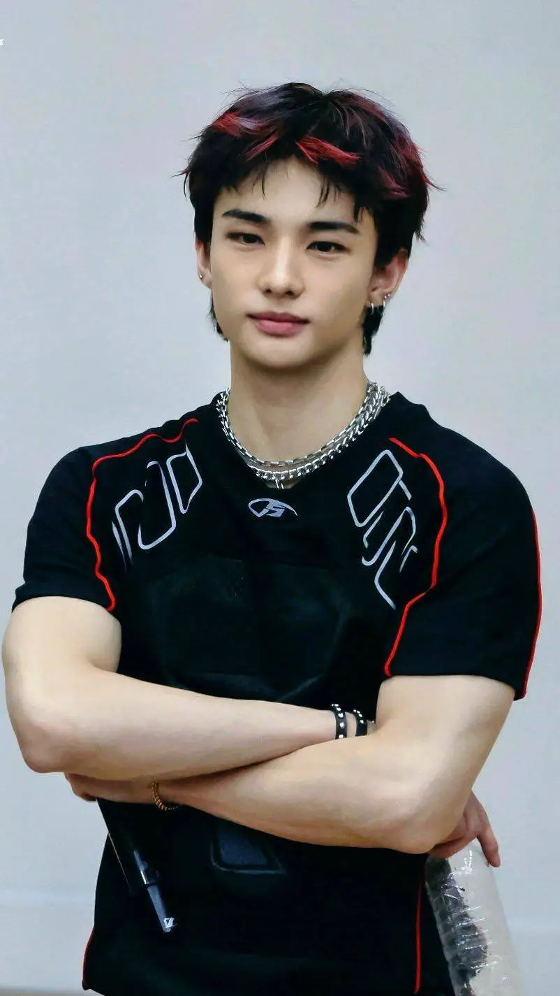 ai character: [♡<HYUNJIN>☆] background