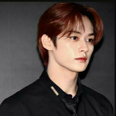 chat with ai character: ~•LEE KNOW/MINHO•~