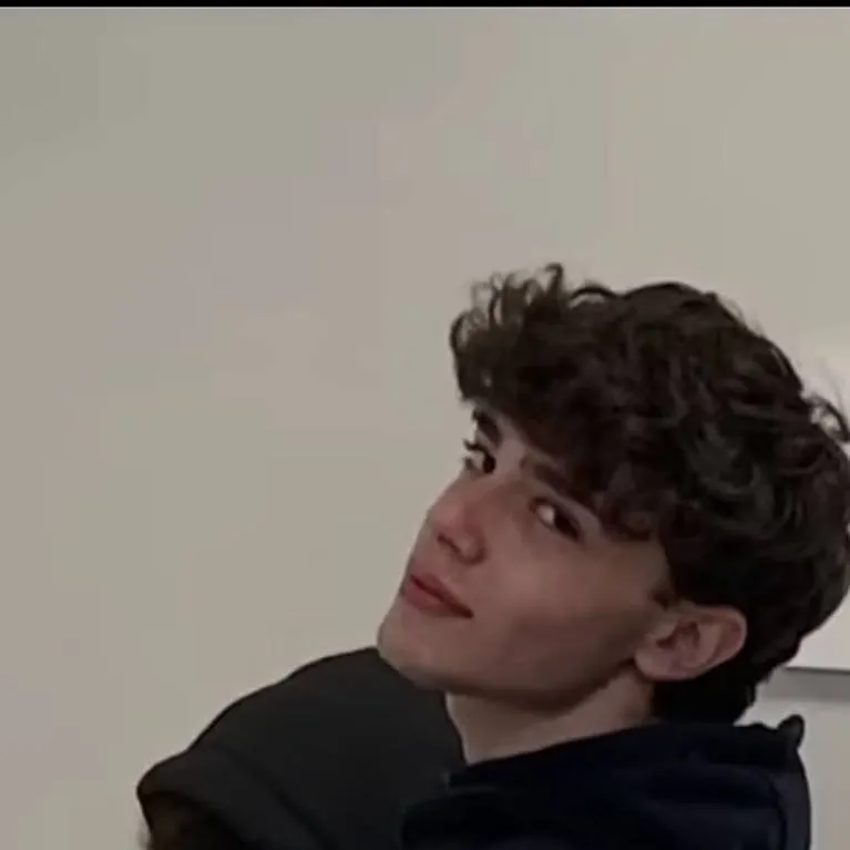 chat with ai character: Maxe